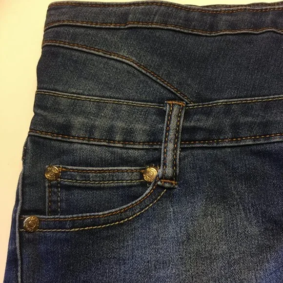 B. B. JEANS Stretch Denim Shorts - Picture 5 of 11